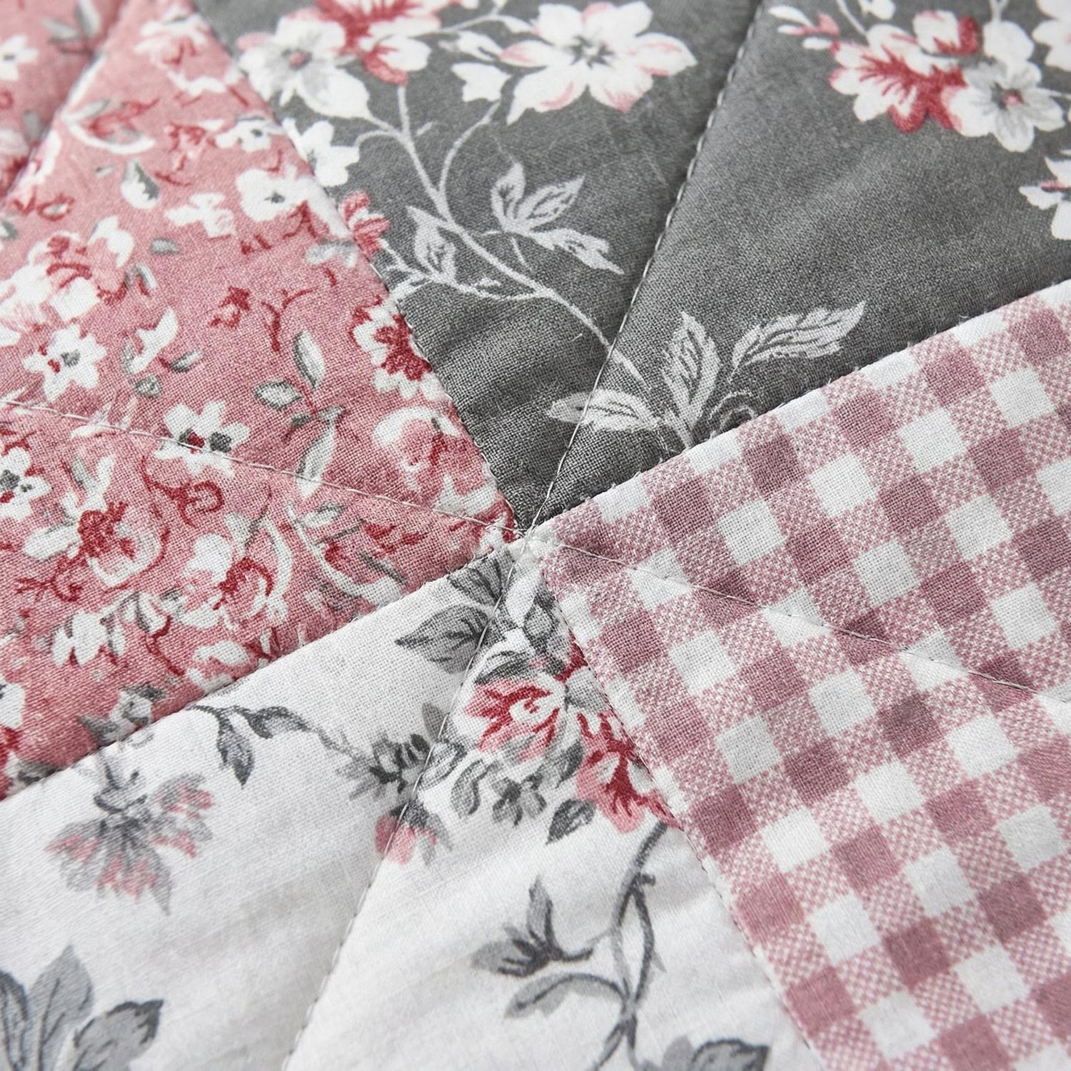 Geometric floral grid printed quilt set with elegant patterns, made from soft microfiber.