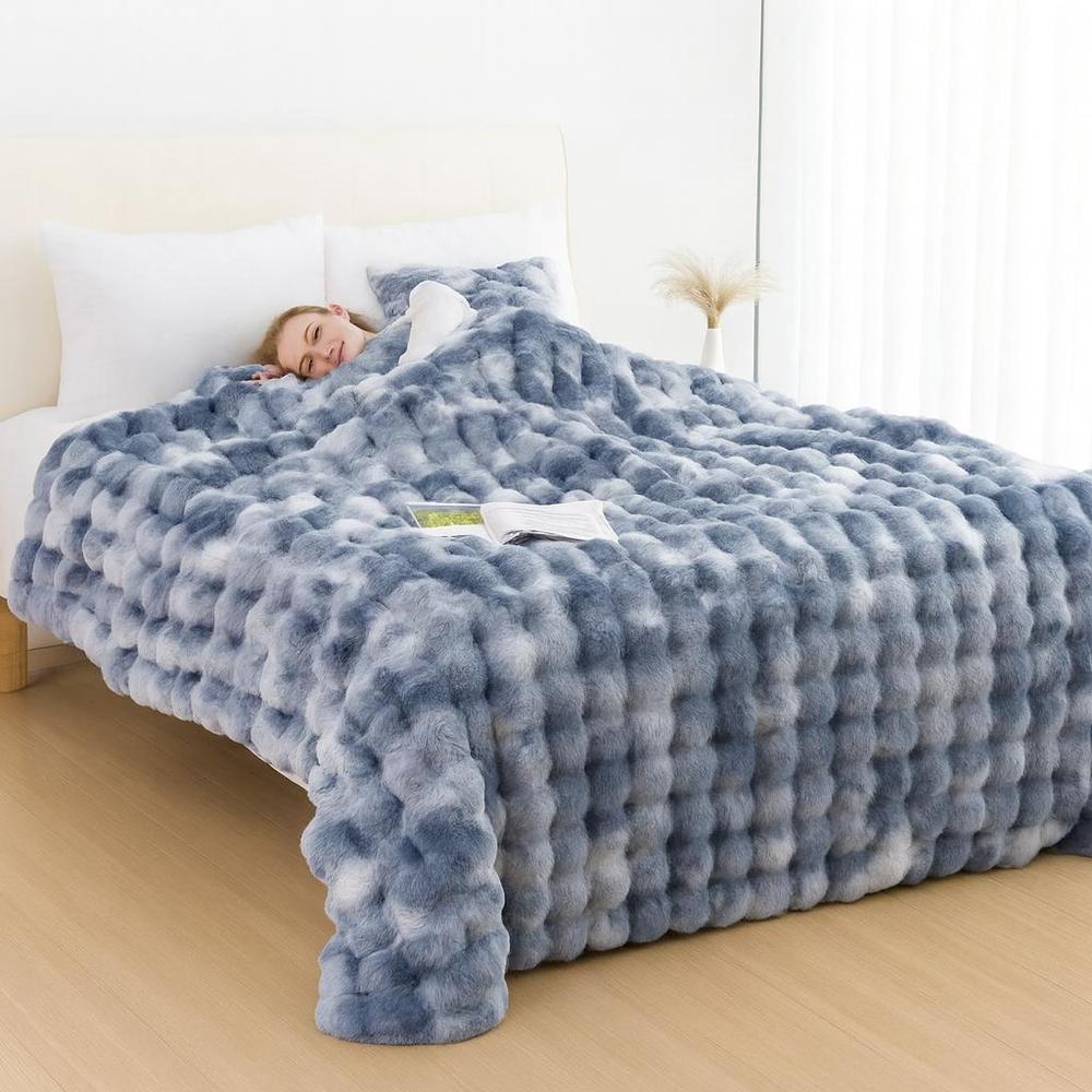 Milk Velvet Bubble Rabbit Plush Blanket - Double-Sided Coral Flannel for Comfort