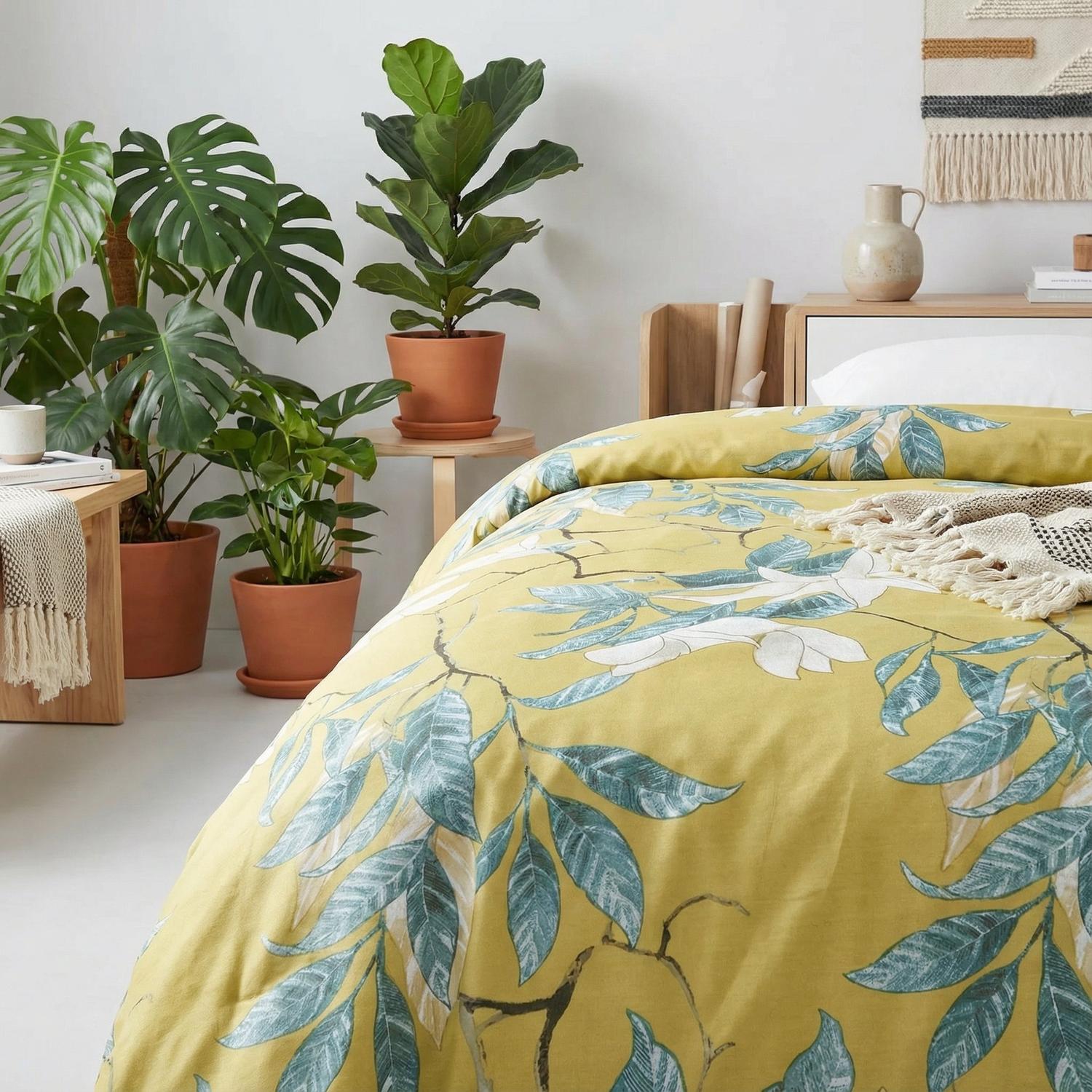 Lily | Elegant Cotton Duvet Cover Set with Vibrant Bird Design